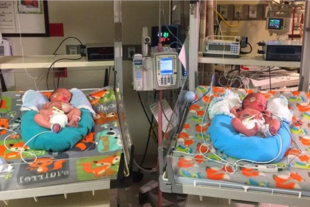 Gémeos nascem com intervalo de 2 minutos em anos diferentes
