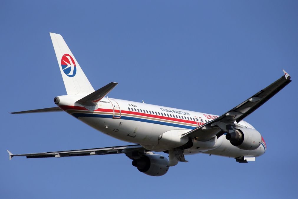 Avião sai da pista em Hong Kong devido a chuva torrencial