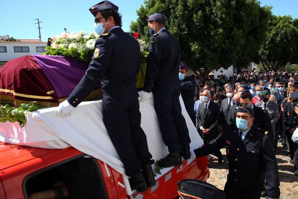 Centenas de pessoas participam no funeral do bombeiro de Cuba