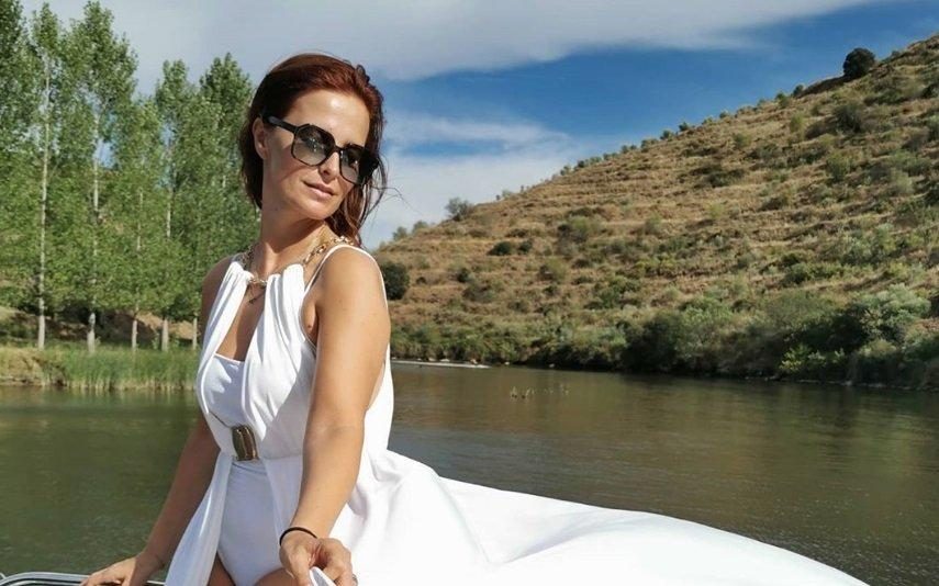 Cristina Ferreira passeia de barco e encanta tudo e todos com fotos em fato de banho: «arrasou»