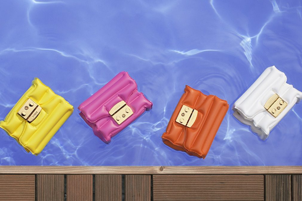 Esta mala da Furla é ideal para levar à piscina