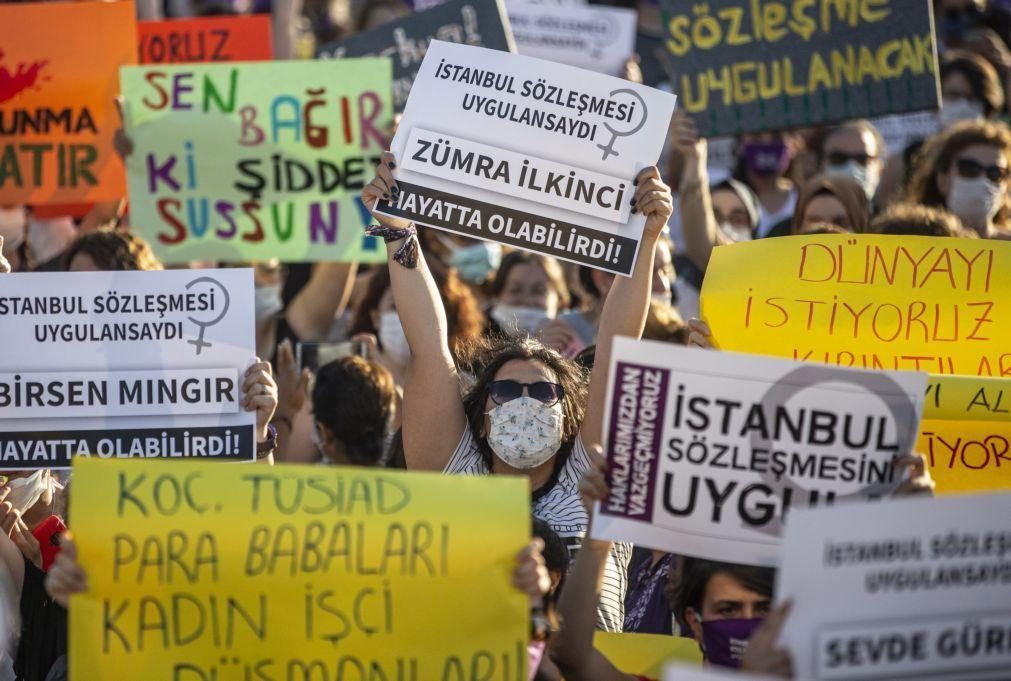 Milhares de mulheres na Turquia protestaram contra a violência de género