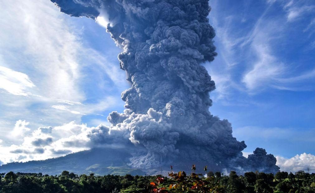Vulcão indonésio Sinabung expele coluna de fumo e cinzas