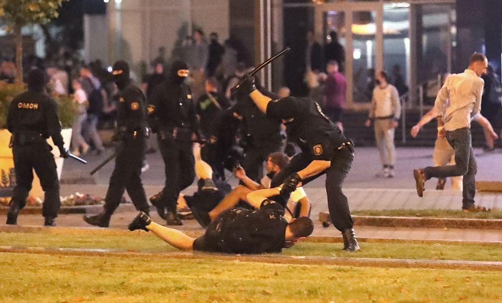 Um morto e dezenas de manifestante feridos em confrontos com a polícia na Bieolorrússia