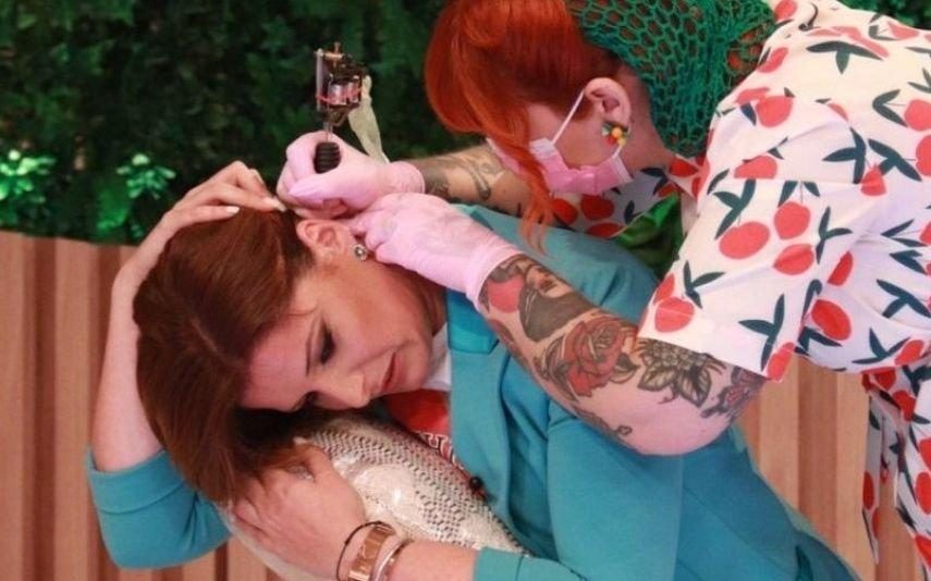 Maria Botelho Moniz fez tatuagem em direto no Você na TV!