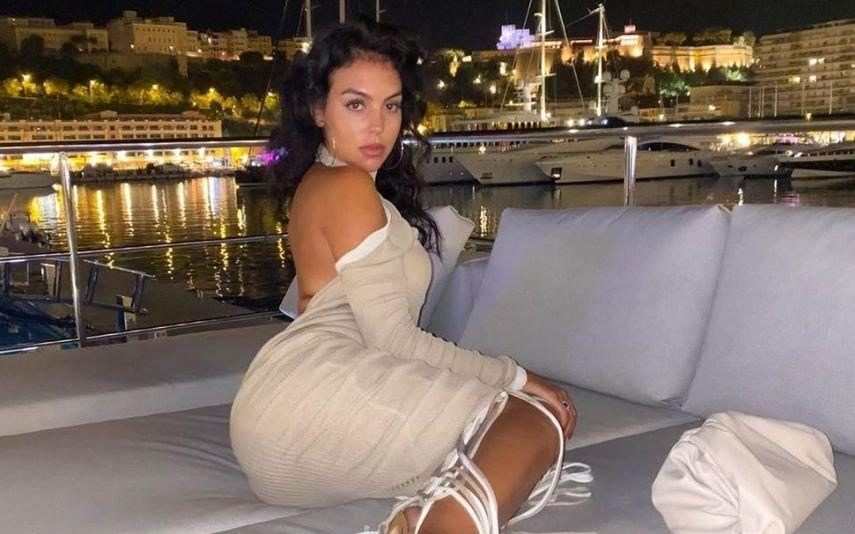 Georgina Rodriguez exibe look monocromático em noite romântica no Mónaco