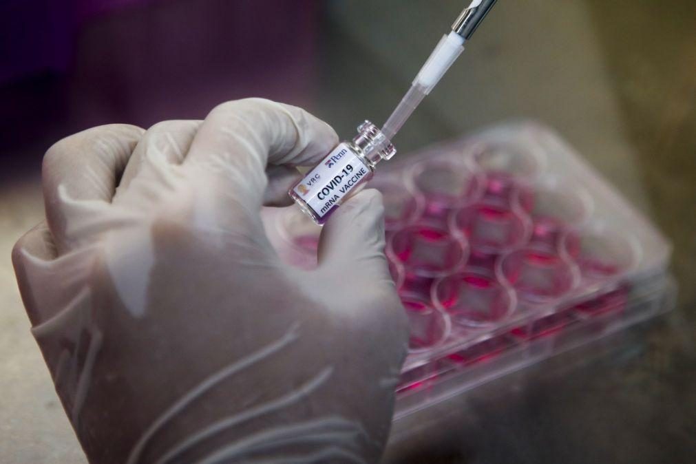 Bruxelas anuncia 1.º acordo para compra de possível vacina da AstraZeneca