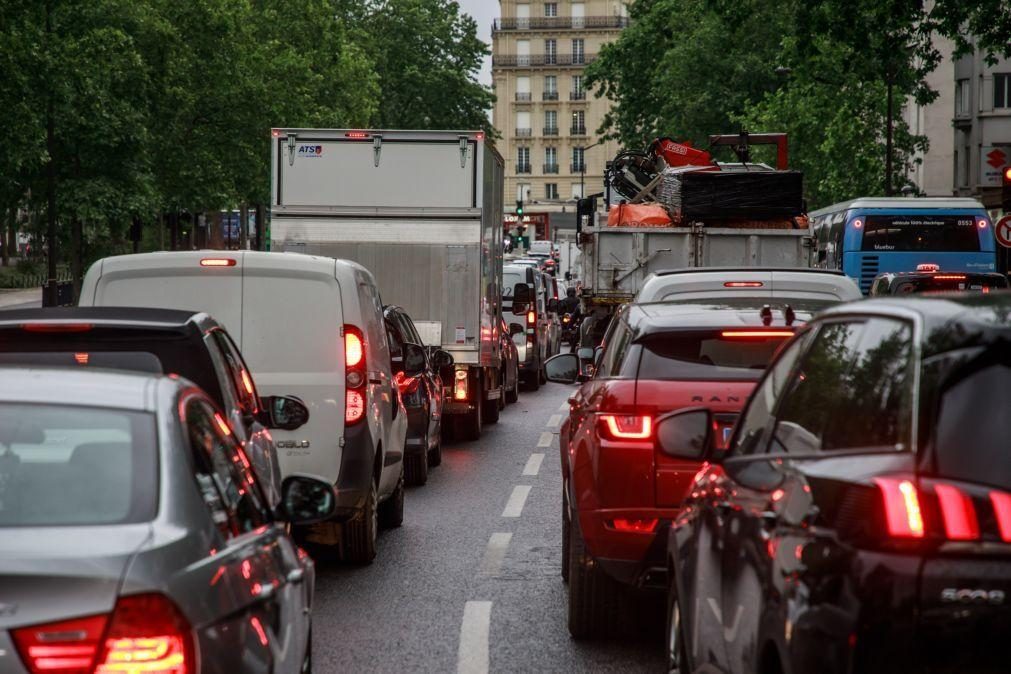 Tráfego rodoviário de férias gera 700 quilómetros de engarrafamentos em França