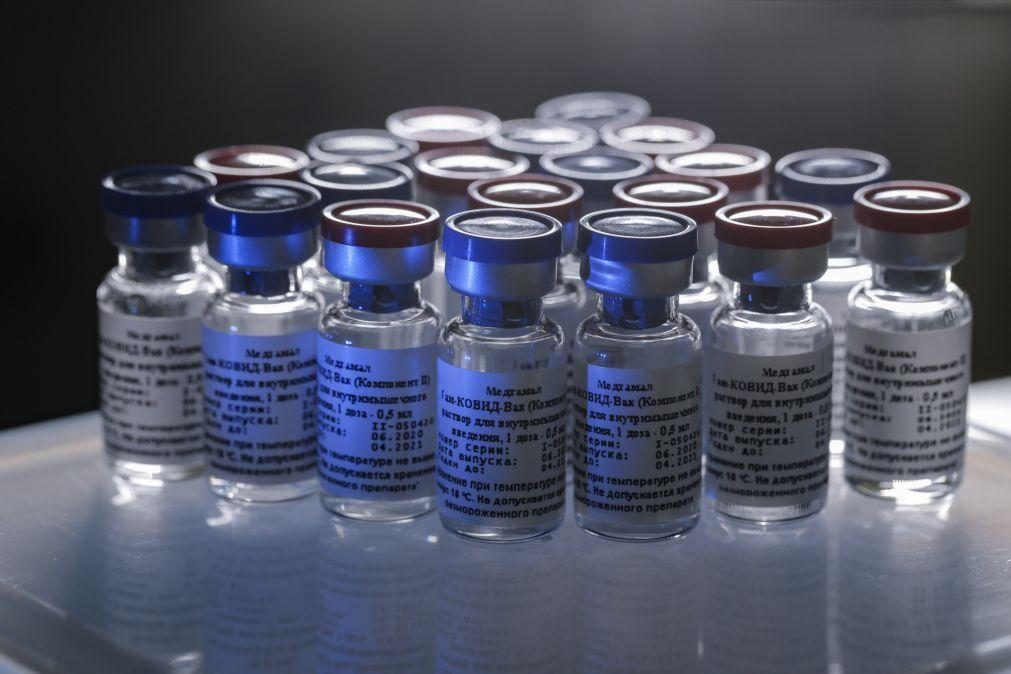 Rússia produz mais de 15 mil doses da vacina contra a covid-19