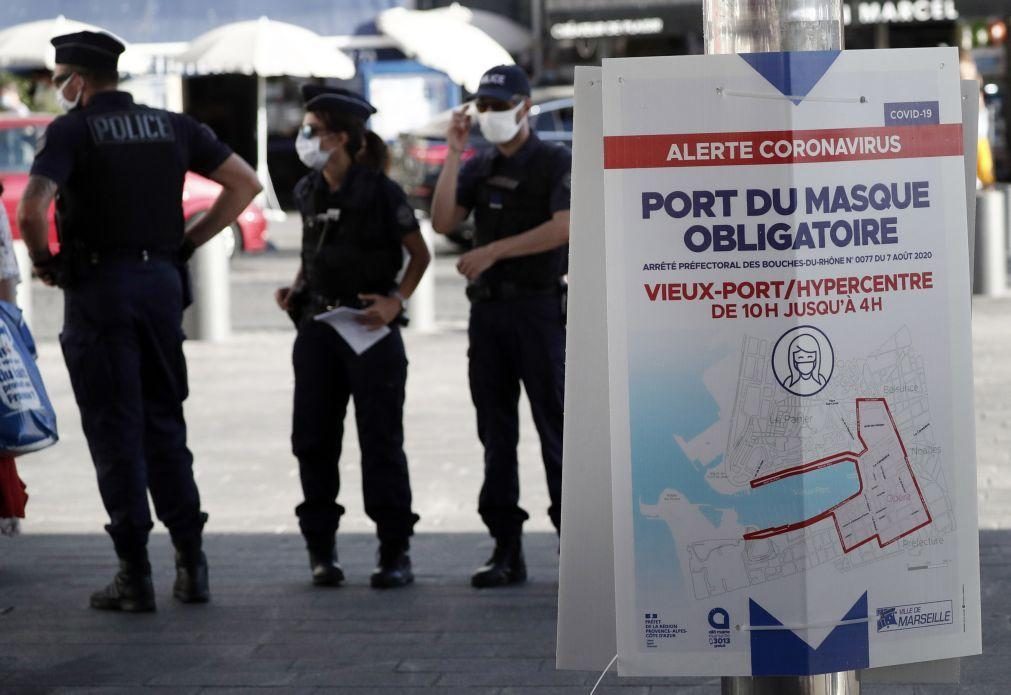 Covid-19: Máscara vai ser obrigatória em espaços fechados das empresas em França