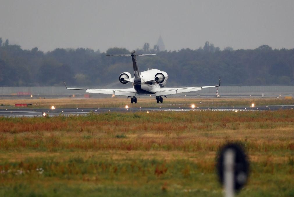 Avião que transportou líder da oposição russa em coma já aterrou em Berlim