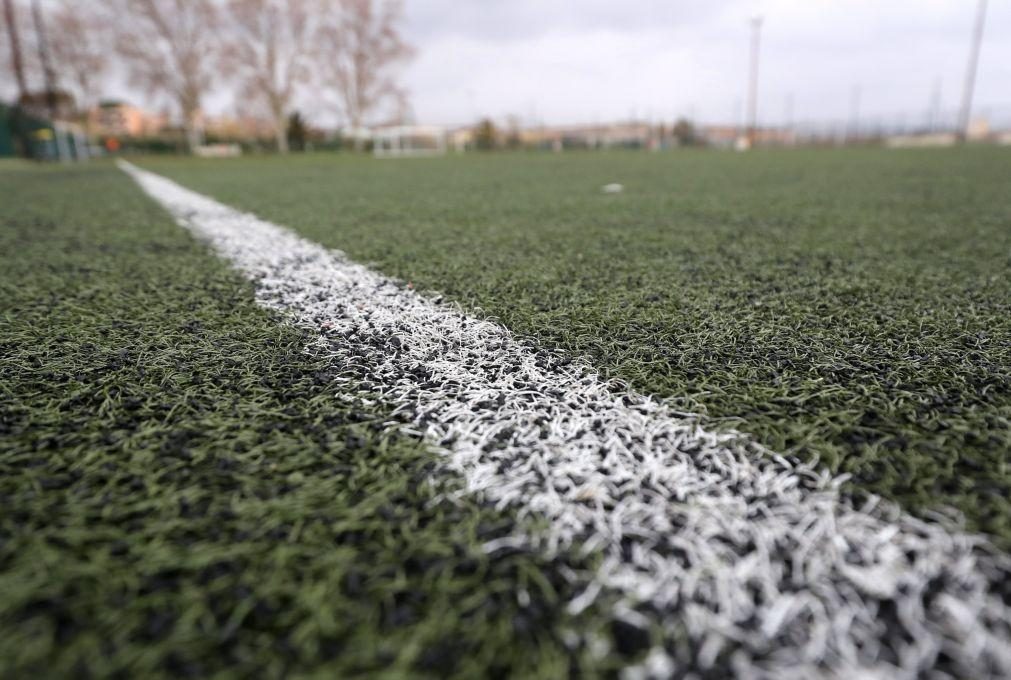 Parques infantis e campos de futebol sintéticos têm partículas cancerígenas