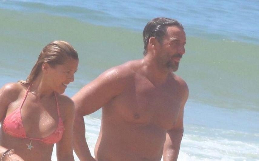 Sónia Araújo arrasa na praia ao lado do marido