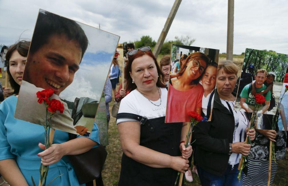 Famílias das vítimas do voo MH17 querem indemnizações por danos