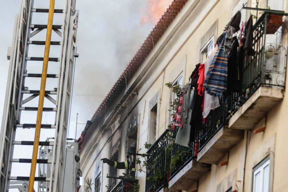 Treze pessoas desalojadas num incêndio em Lisboa