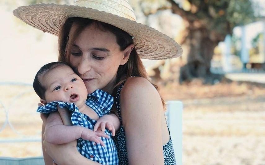 Sara Prata 10 razões que levam a atriz a adotar babywearing com a sua bebé