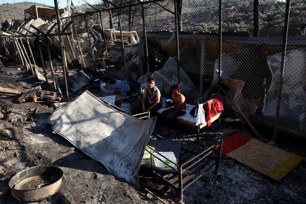 Milhares de refugiados do campo grego de Moria expostos ao mau tempo após incêndio