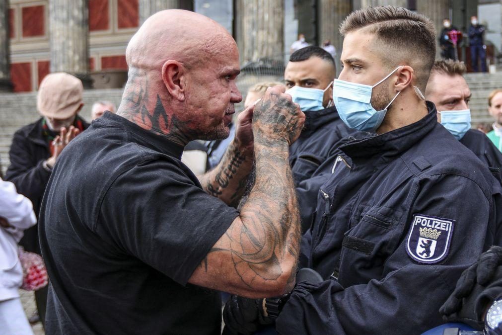 Alemanha suspende 29 polícias envolvidos em redes neonazis