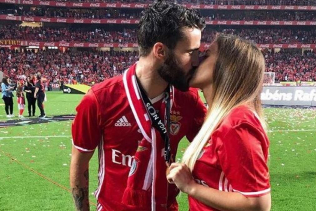 Sensualidade de namorada de jogador do Benfica dá que falar