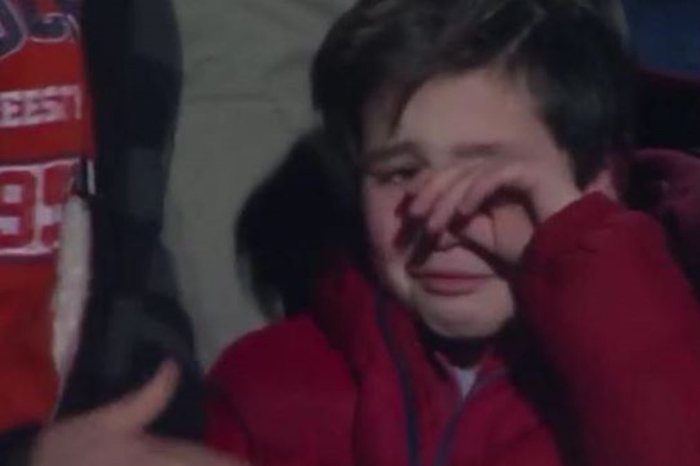 Vídeo chocante: pai agride filho em direto na TV após derrota do Sporting