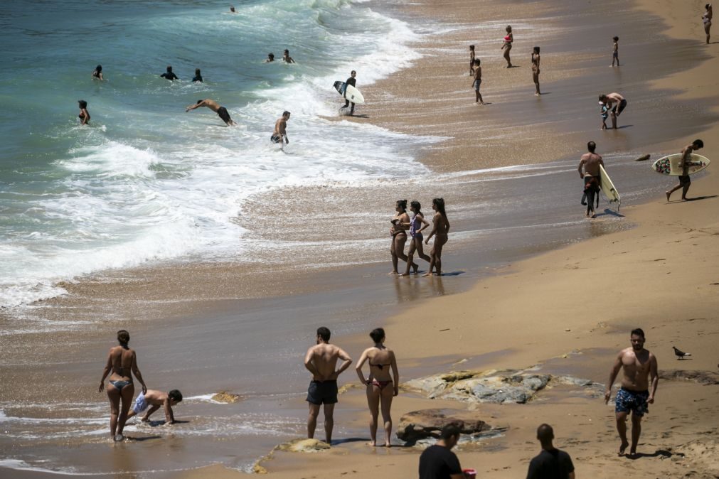 Levantada interdição de ida a banhos na praia de São Pedro do Estoril em Cascais