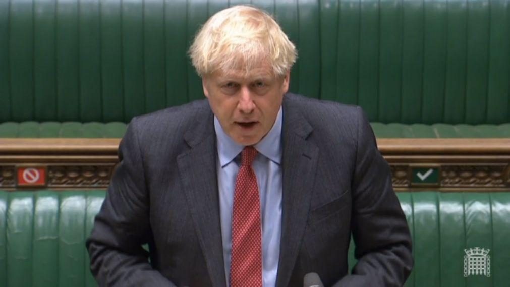 Covid-19: Boris Johnson admite que novas restrições possam prolongar-se por seis meses