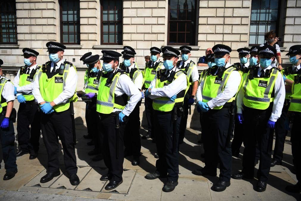 Polícia morto a tiro por suspeito numa esquadra em Londres