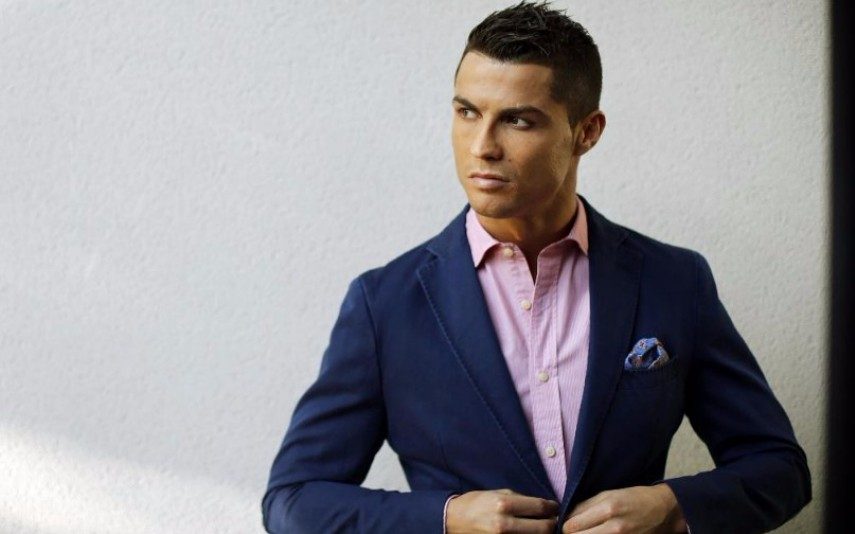 Cristiano Ronaldo surge em trajes menores aos 32 anos