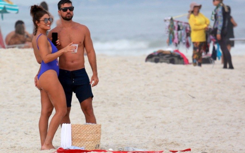 Juliana Paes E Carlos Eduardo Baptista Gesto maroto no areal