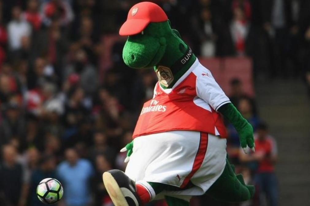Jogador oferece-se para pagar ordenado de mascote do Arsenal colocada em lay-off