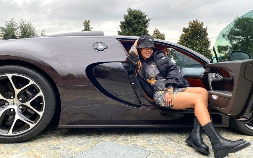 Georgina Rodriguez Sentada num luxuoso Bugatti, mostra-se sensual e faz piada sobre Cristiano Ronaldo