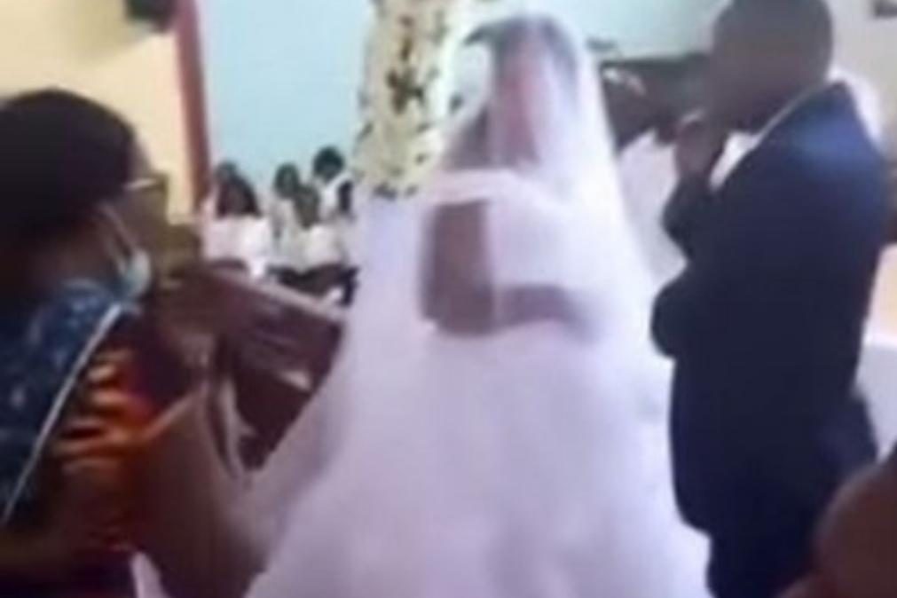 Mulher acaba com o casamento do marido com outra mulher