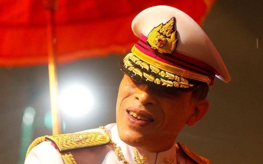 Rei da Tailândia junta mulher e amante na mesma cerimónia