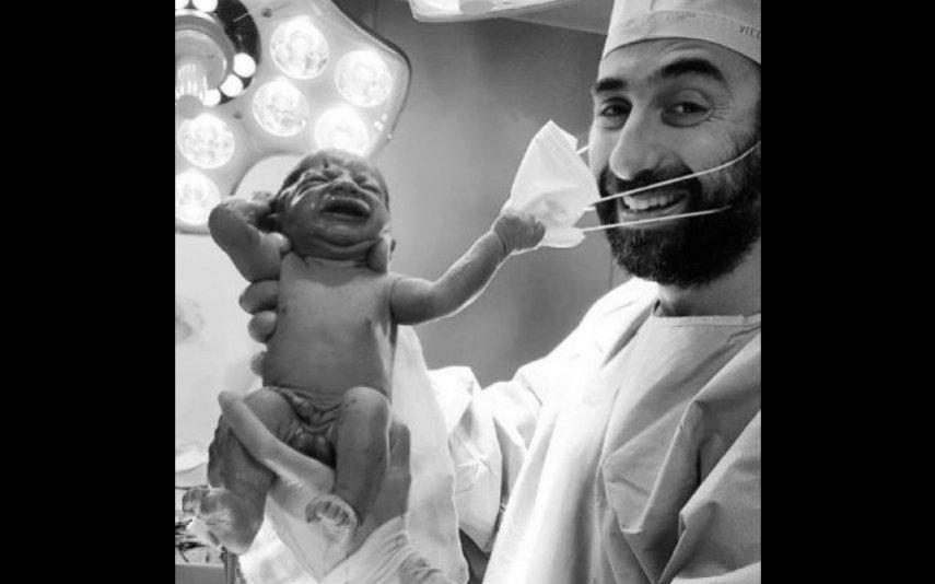 Recém-nascido puxa máscara a médico no momento do parto