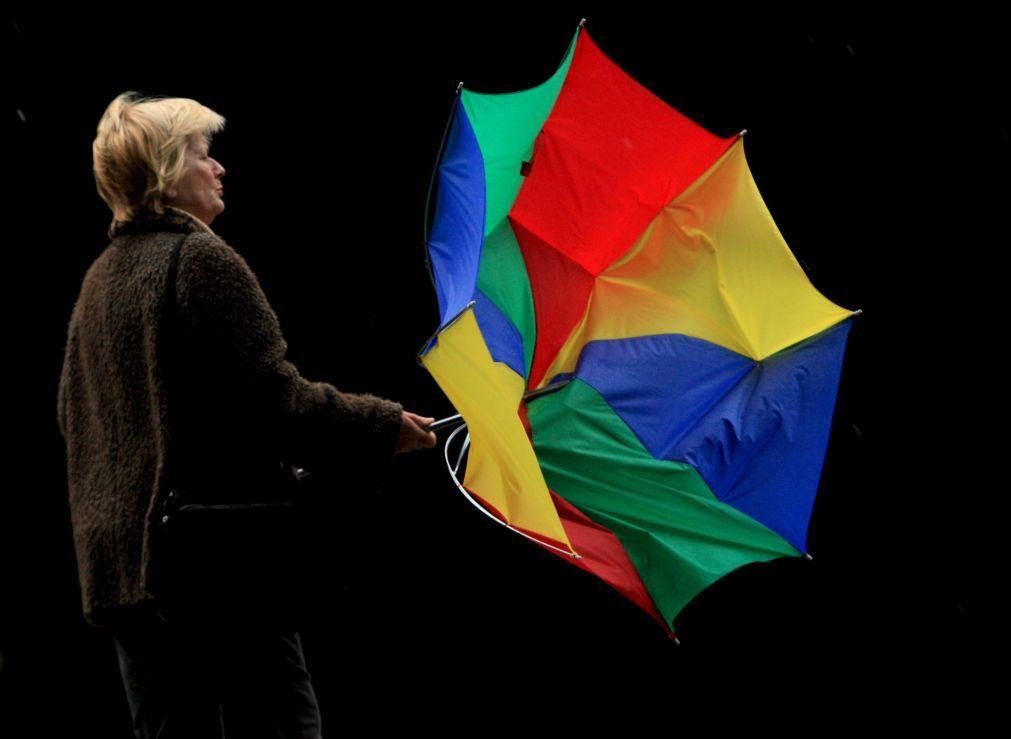 Mau tempo coloca cinco distritos sob aviso vermelho na terça-feira