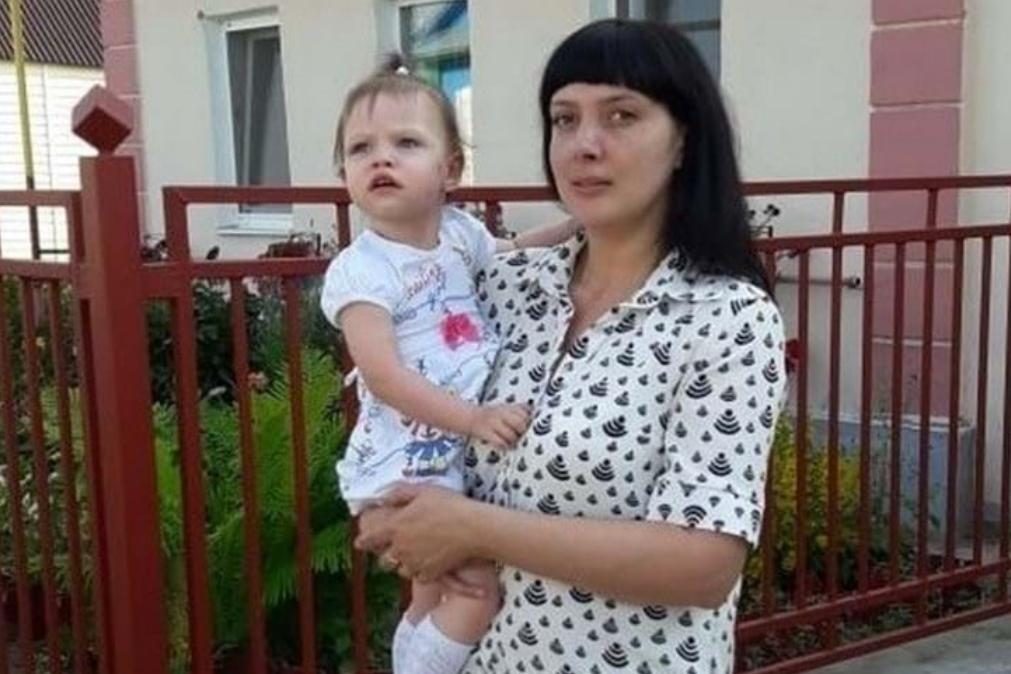 Mulher mata filha de três anos com martelo