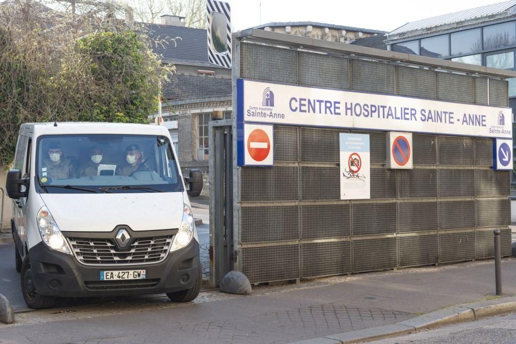 Covid-19: Óbitos e internamentos nos hospitais continuam a subir em França