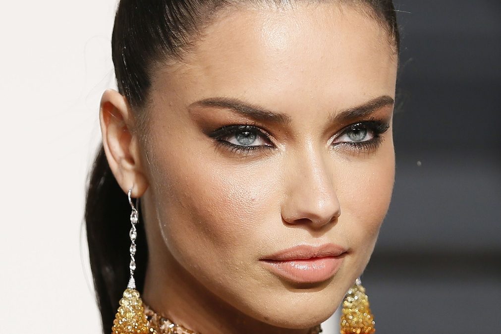 Adriana Lima, a mulher que é casada consigo mesma