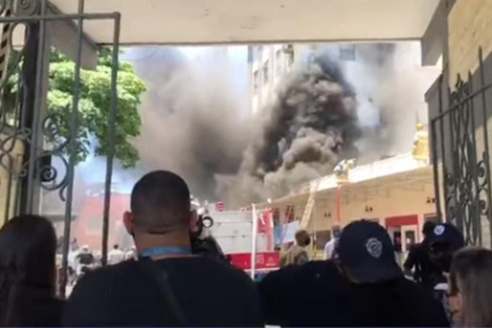 Incêndio no Rio de Janeiro obriga à evacuação de doentes infetados com covid-19