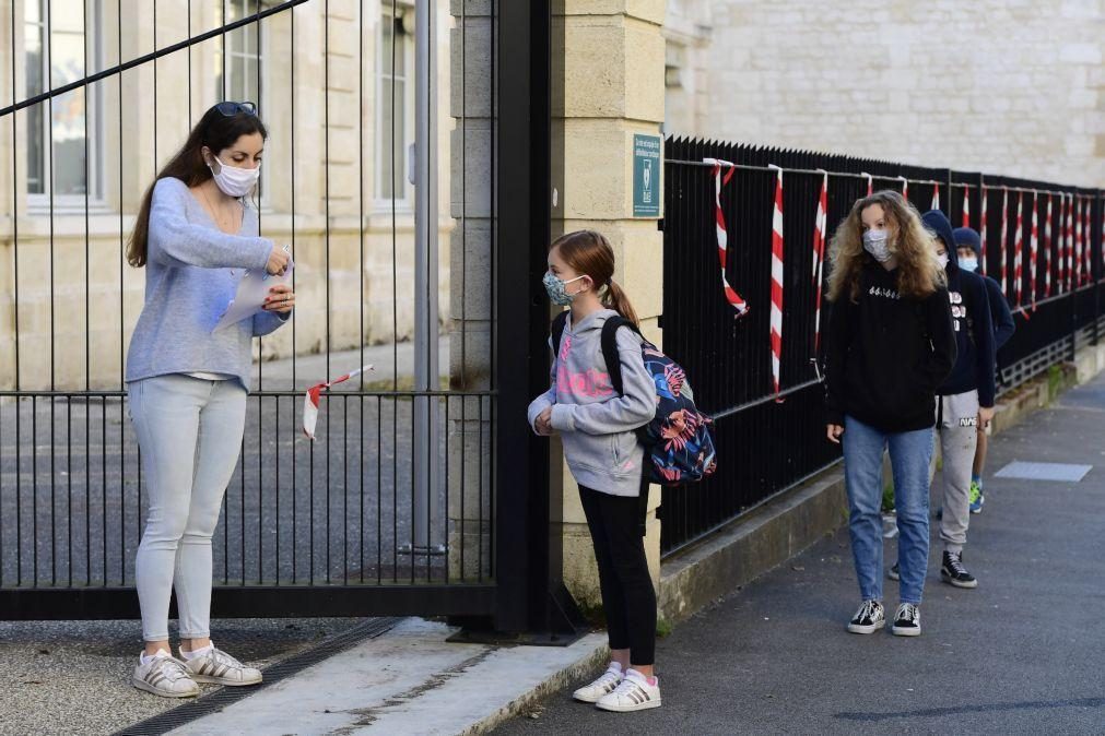 Escolas reabrem em França com medidas reforçadas devido à pandemia e a ataques terroristas