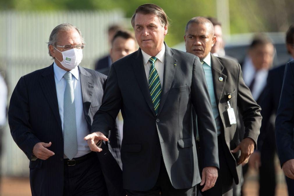 Bolsonaro defende uso de armas na comemoração do Dia dos Mortos