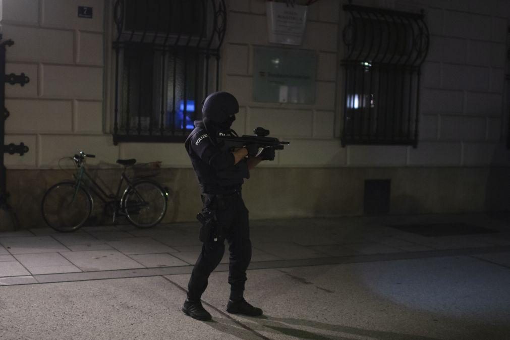 ATUALIZAÇÃO | Ataques em Viena: Reveladas imagens do tiroteio [vídeo]