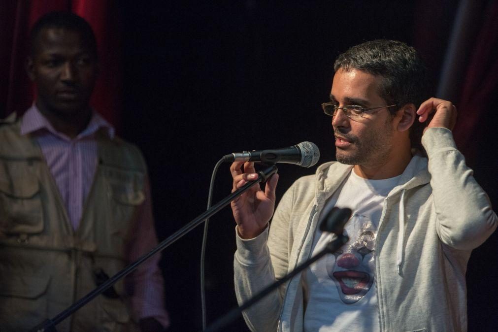 Ativista Luaty Beirão recebe ordem de detenção durante direto online