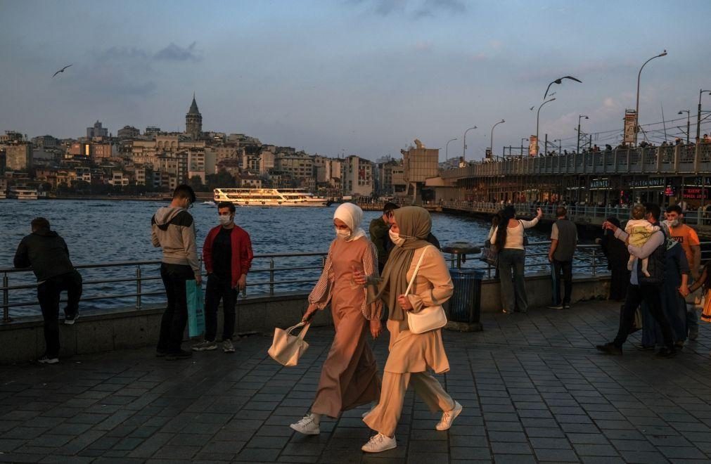 Turquia proíbe fumar em locais públicos por violar imposição de máscara