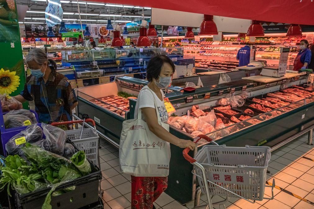 Covid-19: China deteta vírus em carne de porco importada de França