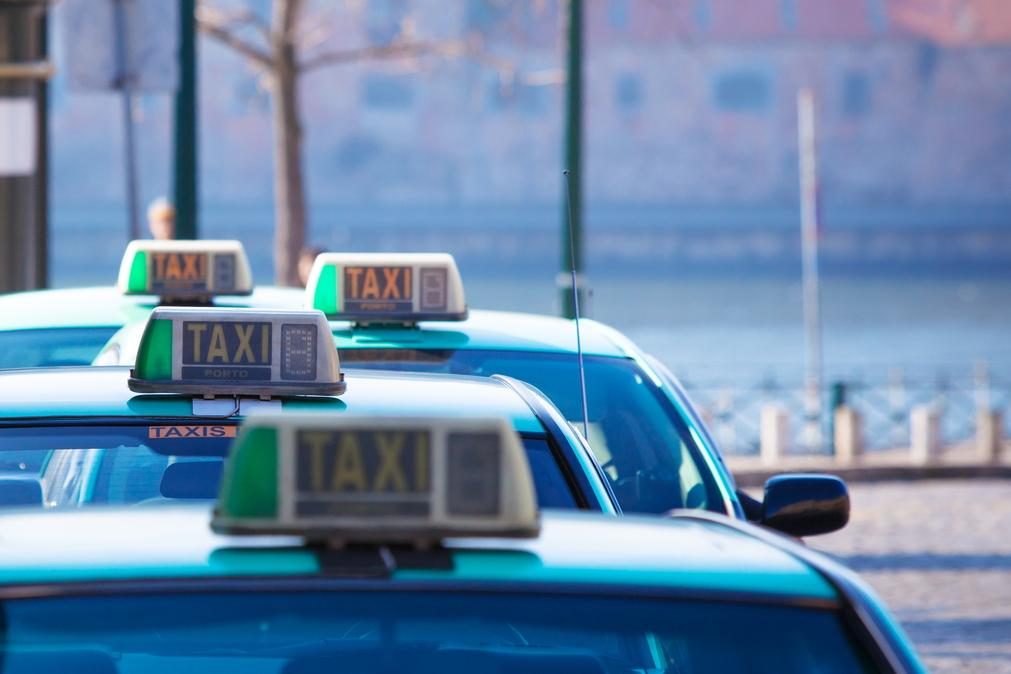 Andante e Lisboa Viva poderão servir para viajar de táxi no Porto e em Lisboa