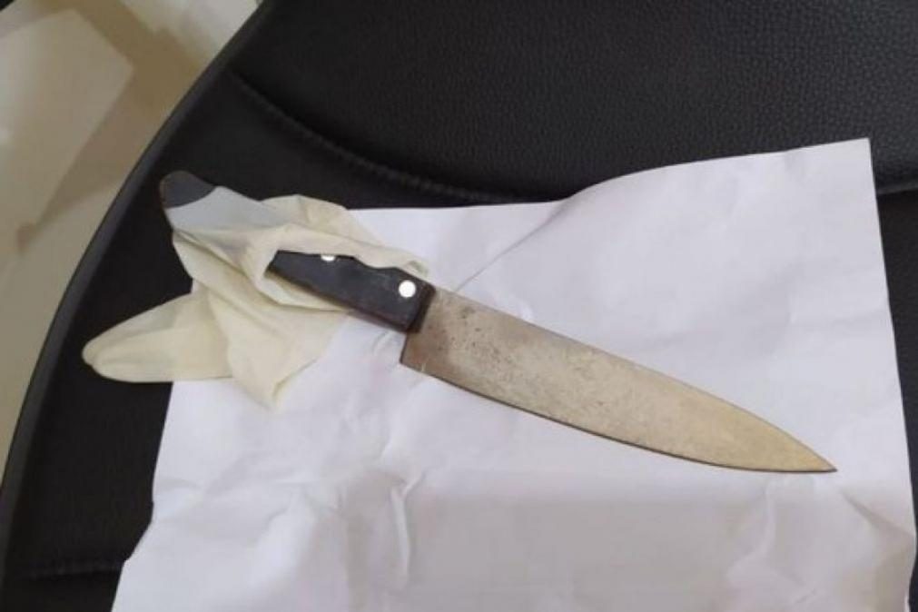 Arromba casa e ataca ex-companheira e namorado com faca de mato em Penafiel