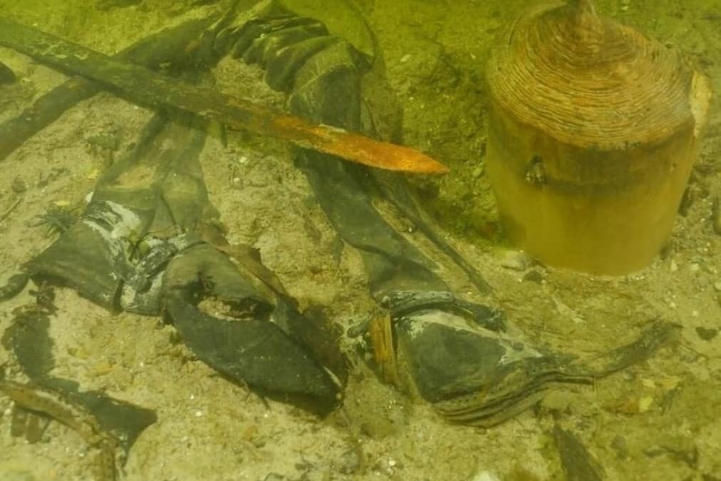 Soldado morto há cinco séculos é encontrado em lago na Lituânia