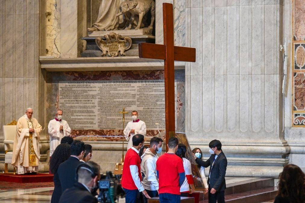 Papa desafia jovens a rejeitarem consumismo e a terem 