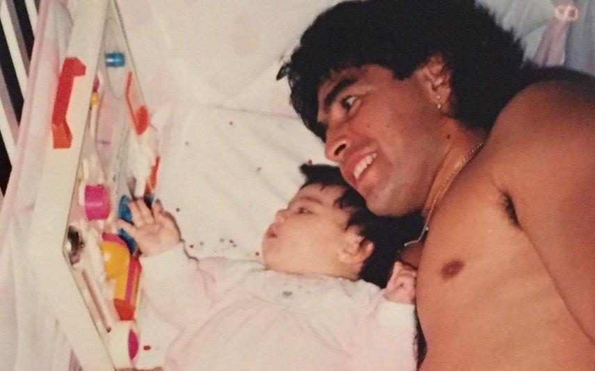Filha de Diego Maradona homenageia-o apesar da relação conturbada